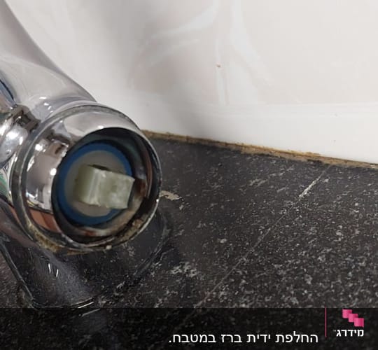 ברז שבור על משטח שיש כהה